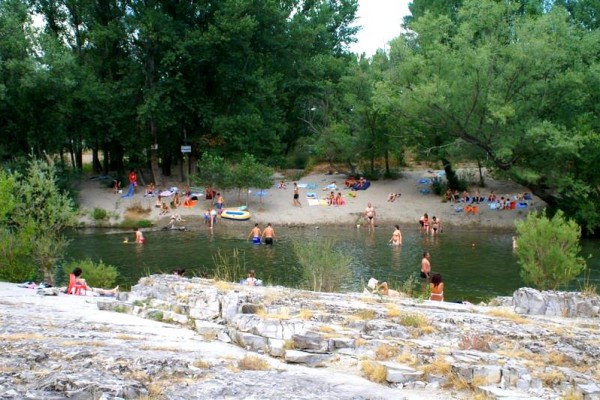 Plage du camping en bord de rivière - Camping Val d'Hérault