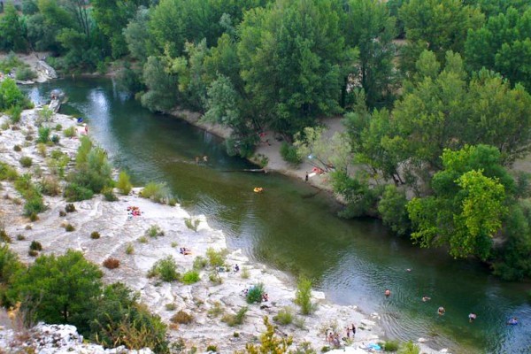 Rivière et plage privée du camping proche d'Anduze - Camping le Val d'Hérault