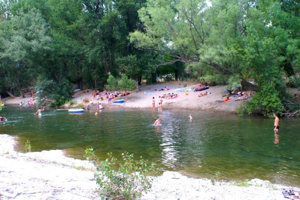 Vacanciers dans la rivière de notre camping en pleine nature dans les Cévennes - Camping Val d'Hérault